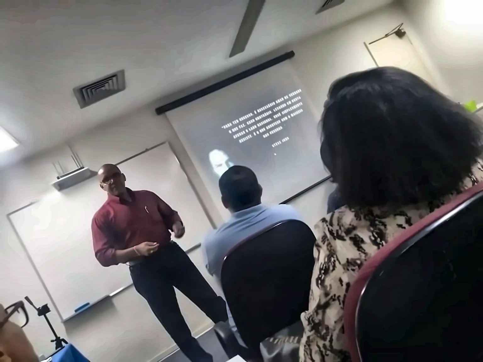 Luetil Neto conduz treinamento em sala