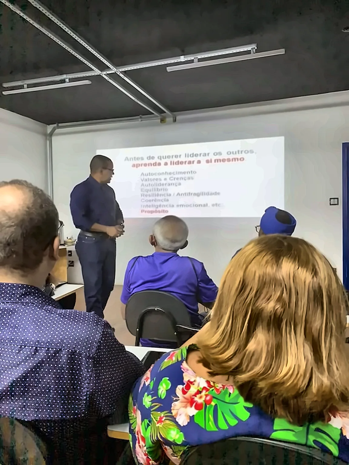 Luetil Neto ministra apresentação sobre autoliderança para a plateia